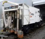 Gleisreinigungsfahrzeug „Sugi“:  Gr�ndliche S�uberung der Gleisstrecken durch Absaugen von groben Abf�llen und feuchten Materialien wie Papier und Laub, auch im Tunnel  so steht es in der