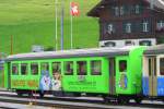 Personenwagen der MOB in Zweisimmen mit Werbung auf der Seitenfl�che.