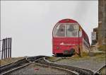 - Nebel gab es auch am Brienzer Rothorn - Der letzte Zug verl�sst am 29.09.2013 die Station Rothorn Kulm und verschwindet im Nichts.