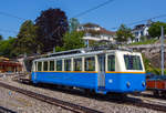 
Elektrischer Zahnradtriebwagen Bhe 2/4 203 (ex BChe 2/4) der Transports Montreux-Vevey-Riviera (MVR), ex Montreux–Territet–Glion–Rochers-de-Naye-Bahn (MTGN), ex Glion–Rochers-de-Naye-Bahn, am 26.05.2012 abgestellt im Bahnhof Glion. 

Der Triebwagen wurde 1938 von der Schweizerische Lokomotiv- und Maschinenfabrik (SLM) in Winterthur  unter der Fabriknummer 3682 für die Glion–Rochers-de-Naye-Bahn gebaut, der elektrische Teil ist von BBC.

Die Bhe 2/4 sind einteilige elektrische Zahnradtriebwagen der Transports Montreux–Vevey–Riviera (MVR), ex Montreux–Territet–Glion–Rochers-de-Naye-Bahn (MTGN), davor Glion–Rochers-de-Naye-Bahn. Für die damalige GN wurden insgesamt 8 Stück gebaut. 

Fünf Triebwagen Bhe 2/4 201 bis 205 wurden 1938 von SLM unter den Fabriknummern 3680 bis 3684 gebaut. Der Triebwagen 201 ist außer Betrieb, die Triebwagen 202 und 205 wurden 2007 abgebrochen. Der Bhe 2/4 206  wurde 1947 von SLM unter der Fabriknummer 3939 gebaut und bereits im Jahr 2000 abgebrochen. Der Bhe 2/4 207  wurde 1949 von SLM unter der Fabriknummer 3976 gebaut. Der letzte, der Bhe 208 wurde 1966 von SLM unter der Fabriknummer 4521 gebaut, auch dieser wurde 2007 abgebrochen. Die elektrische Ausrüstung der Triebwagen war jeweils von BBC.

Ursprünglich waren die (eigentlich kleinen) Zahnrad-Triebwagen jeweils in zwei Wagenklassen unterteil, so wurden die Bhe 2/4 Nummer 201 bis 207 als BChe 2/4 (2./3. Klasse Fahrzeug) abgeliefert. Der 1966 gebaute Bhe 2/4 2008 (eine 3.Klasse gab es nicht mehr) hingegen wurde als ABhe 2/4 (1./2. Klasse Fahrzeug) abgeliefert.

TECHNISCHE DATEN:
Spurweite:  800 m 
Achsfolge:  2'z 2'z
Zahnstangensystem:  Abt
Länge über Puffer:  15.050 mm
Eigengewicht:  15.5 t
Höchstgeschwindigkeit: 18 km/h
Leistung: 150 kW
Fahrleitungsspannung:  850 V DC (Gleichstrom)
Max Steigung:  220 ‰

Geschichte der Bahn (Vorgängergesellschaften):
Die ehemalige Montreux-Territet-Glion-Rochers-de-Naye-Bahn (MTGN) betrieb die Zahnradbahn von Montreux über Glion auf den Rochers de Naye sowie die Standseilbahn von Territet nach Glion. Das Unternehmen entstand 1992 aus der Fusion der Standseilbahn Territet–Glion (TG) und Montreux-Glion-Rochers-de-Naye-Bahn (MGN). Die Montreux-Glion-Rochers-de-Naye-Bahn wiederum entstand 1987 aus der Fusion der Montreux-Glion-Bahn (MGl) mit der Glion-Rochers-de-Naye-Bahn (GN).

Die Glion–Rochers-de-Naye-Bahn erbaute 1892 eine Zahnradbahn von Glion hinauf zum Rochers de Naye. Diese begann in Glion, dem Endpunkt der Standseilbahn von Territet. Die Strecke verfügt über eine Spurweite von 800 Millimetern und ist mit dem Zahnradsystem Abt ausgestattet. Bei einer Streckenlänge von 7,7 Kilometern wird ein Höhenunterschied von knapp 1.300 Metern überwunden. Um eine bessere Anbindung der Glion-Rochers-de-Naye-Bahn an Montreux zu erreichen, wurde mit der Montreux-Glion-Bahn eine 2,8 Kilometer lange Zahnradbahn von Montreux nach Glion errichtet, die 1909 eröffnet wurde. Sie ist nach denselben Normalien gebaut wie die Glion-Rochers-de-Naye-Bahn, was durchgehende Züge von Montreux bis auf den Gipfel ermöglicht. Weil die damalige Jura-Simplon-Bahn (JS) im Bahnhof Montreux der Montreux-Glion-Bahn keinen Platz bereitstellen wollte, kaufte die Gesellschaft ein Hotel unmittelbar beim Bahnhof, um es abzureißen und mit einem separaten Bahnhof für die Zahnradbahn wieder aufzubauen.

Die Montreux–Glion-Bahn wurde von Anfang an elektrisch betrieben. In Glion übergaben die elektrischen Zahnradlokomotiven HGe 2/2 der MGl die Vorstellwagen den Dampflokomotiven der Glion-Rochers-de-Naye-Bahn. Seit der Elektrifikation der Glion-Rochers-de-Naye-Bahn im Jahr 1938 gehörte dies der Vergangenheit an. 1938 wurden ersten fünf BChe 2/4 beschafft und diese konnten nun von Montreux bis fast zum Gipfel fahren.

