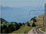 Ein RB Zug aus Vitznau erklimmt am 04.08.2007 die Steigung zur Endhaltestelle Rigi-Kulm vor der Kulisse des Vierwaldst�ttersees.