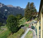 Mit der l�ngsten durchgehende Zahnradbahn der Welt, auch eine der sch�nsten, unterwegs: Mit einem Triebzug der Wengernalpbahn (WAB) am 02.10.2011 zwischen Lauterbrunnen und Kleine Scheidegg, hier kurz