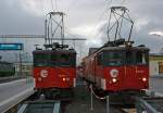 Zwei zahnlose 70 Jahre alte Schwestern, der zb (Zentralbahn) nebeneinander im Bahnhof Meiringen am 29.09.2012 - Gep�cktriebwagen De 110 003-1 (ex Deh 4/6 - 910 ) und Gep�cktriebwagen De 110 022-1 (ex