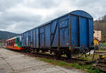 Slowakischer zweiachsiger Bahnpostwagen SP 44 56 153 8 001-8 [P] der Gattung Gbkkqs der Slovenská Pošta (Slowakische Post AG), abgestellt am 20.04.2023 im Bahnhof Bečov nad Teplou (Petschau).

Der Wagen wurde 1985 von Vagónka Česká Lípa (gehörte zu den staatl. Československé vagónky Tatra n.p. / Tschechoslowakische Waggonfabriken Tatra) unter der Fabriknummer 65448 gebaut.

TECHNISCHE DATEN:
Spurweite: 1.435mm (Normalspur)
Achsanzahl: 2
Länge über Puffer:  14.020 mm
Radsatzstand:  8.000 mm
Ladelänge:  12.730 mm
Ladebreite:  2.600 mm
Ladefläche:  33,0 m²
Laderaum:  88,0 m³
Eigengewicht: 15.400 kg
Max. Zuladung: 24,5 t ab Streckenklasse C
Höchstgeschwindigkeit: 100 km/h (beladen) / 120 km/h (leer)