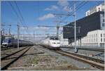 Während links im Bild der SNCF 27672 und ein weiterer als TER in Lyon Part Dieu ankommen, erreicht der RENFE AVE 100 221-1 (9 6 71 9-100 221-1) vom (ehemaligen) Bahnhof Lyon Brottaux, wo der Zug