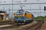 ELok 365 006-6 (CZ- CZL 91 54 7 365 006-6) durchf�hrt mit einem G�terzug am Hacken den Bahnhof von Bratislava.