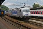 Metrans Lok 386 003-8 aufgenommen bei der Durchfahrt des Bahnhofes von Bratislava, mit ihrem G�terzug. 05.06.2023