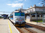 Die 242 250-9 (CZ - ČD 91 54 7 242 250-9), eine reine Wechselstrom E-Lok der tschechischen Česk� dr�hy (ČD), steht am 01.07.2015 mit einem Personenzug im Bahnhof Mari�nsk� L�zně